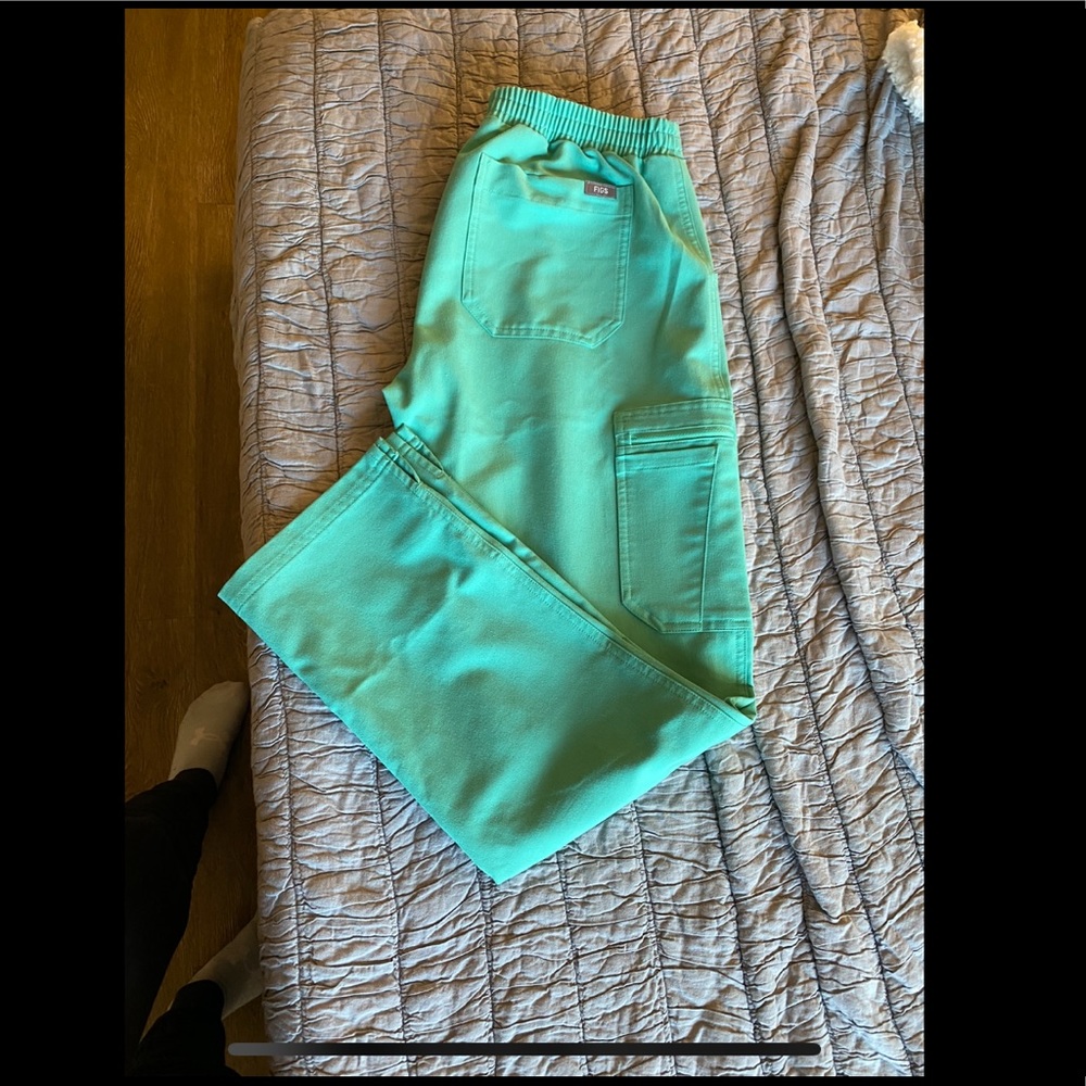 Yola surgical green figs scrubs